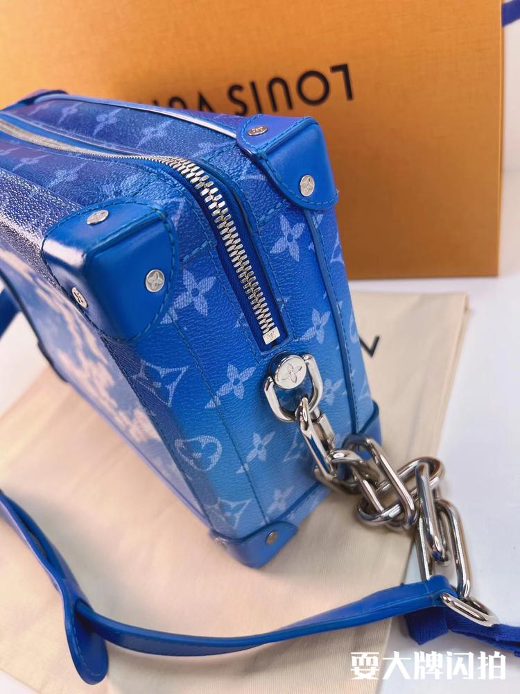 Louis Vuitton路易威登 限量款蓝天白云soft trunk软盒子包 LV限量款蓝天白云soft trunk软盒子包，清爽潇洒的蓝天白云涂鸦设计，上身非常开朗的气质，容量足够日常妥妥的，公价32000